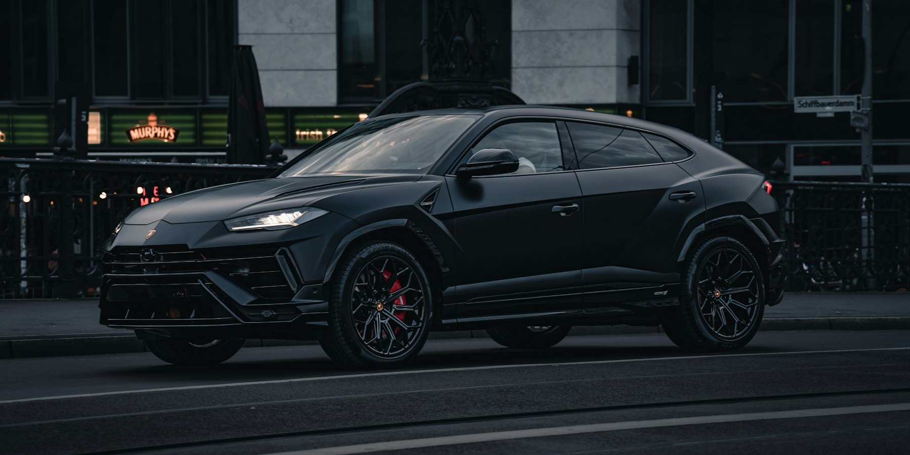 Lamborghini Urus negro en la calle